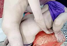 Elle grimpe sur la table pour une anale avec une grosse bite ? Son hijab cache une levrette sauvage gaand chudai.