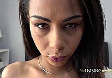 Η μαυροκαφέ γλυκιά ανοίγει το καυτό σώμα της για τα μάτια σου