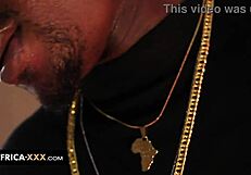 لعقت طيزها الكبيرة وأصبعت كسها الرطب بينما انحنت لنيك قوي.