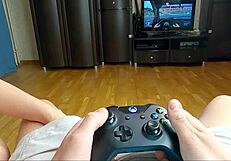 Nevlastná sestra cucá chuj a dostáva creampie, kým brat hrá.