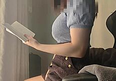 本読んでたけど敏感なマンコ触って興奮 巨乳娘