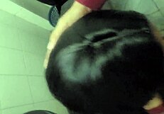 חברה לטינית נותנת מוצץ ומקבלת זרע על התחת בחדר אמבטיה