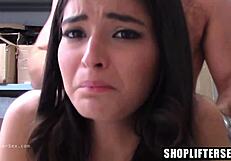 gadis 18+ kerja sama dengan taktik strip search petugas mall