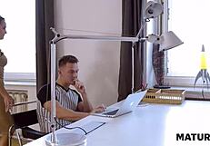 Geile blonde milf cougar verleidt laptopmonteur voor rauwe neukbeurt terwijl man weg is