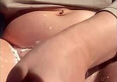 Hé, vois cette chatte mouillée qui pulse et gicle en gros plan ?