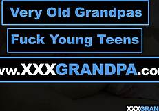 Rohatý starý dedko potešuje svoju roztomilú brunetku tínedžerku 18+ priateľku