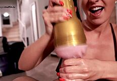 看着吧，我用POV手交和飞机杯挑逗你，直到你崩溃