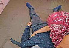 야, 내 뜨거운 말레이시아 의붓여동생이 직장 스트레스 풀어주려고 타줘 😜