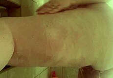 Bu milf duşta amını temizlerken izlemek harika