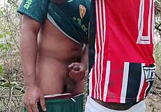 Požrešni študenti jebejo trdo v gejevski bareback gozdni sceni