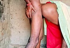 Desi żona w seksownej sukience bierze ostre analne walenie