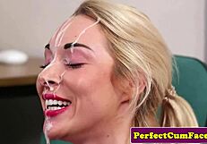 فتاة إنجليزية كبيرة الصدر في الملابس الداخلية تمص وتدلك لقذف وجهي