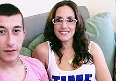 Grappige Spaanse cuckold video met curvy tiener 18+ in bril tijdens homemade actie
