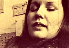 Freund fickt meinen Arsch, während Stiefschwester nebenan schläft