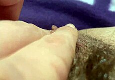 Frotamiento de clítoris enorme en primer plano POV masturbación para orgasmo salvaje HD