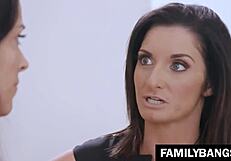 Με τραβάει να δελεάσω την όμορφη babysitter Silvia Saige, όπως έκανε η Sofi Ryan στο FamilyBangs com.