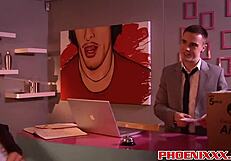 וואו, טווינקים גייז חרמנים משתוללים בשלישייה עם מציצה עמוקה!