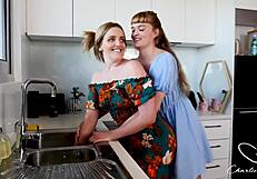 Laney spiser Charlies fitte mens hånden hennes sitter fast i vasken og hun er på nåde