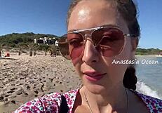 Krásne dievča chodí po pláži s nahými prsiami, topless na verejnosti