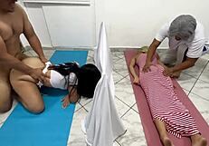 我跟着美丽的按摩师在妻子旁边的按摩店干她