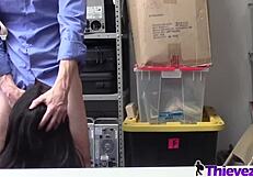 Această blondă supusă merge în poziția cățelului pentru futut mai adânc.