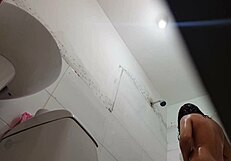 แอบดูเธออาบน้ำหลังเลิกเรียน ทำเอาควยแข็งเลย