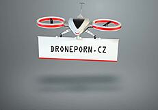 아름다운 캔디 블랙이 화장실 몰카에 잡혀 - 놀라운 치마 속 뷰