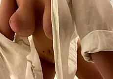 Sexy sestra se svléká, abys viděl tvou reakci?