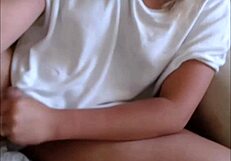 Ξανθιά τρανσέξουαλ χύνει πάνω της σε live webcam σόου