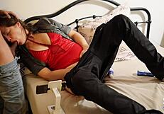 Wow! Franse amateur in groene leren broek krijgt doggy POV kont likken