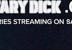 Twink Trade - Twinks birichini pianificano di sedurre i patrigni in un’orgia selvaggia a 69 durante la serata film