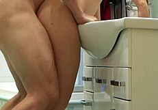 Kon het niet weerstaan, betrapte stiefmoeder naakt tijdens bad schoonmaken en neukte haar hard