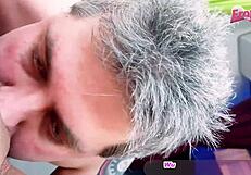 Немска арабска жена получава мръсна фейсъл в суингър клуб POV акция. Първи път е!