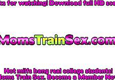 Alexa Grace κάνει σεξ με θετή μαμά Elle σε ξανθιά έφηβη 18+ τριάδα