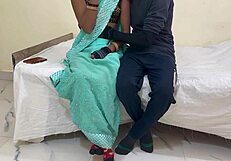 Эй, смотри, как эта сексуальная возбуждённая девка скачет на моём члене как профи в спальне. Мы любители, но чёрт, она умеет двигаться с жаром!