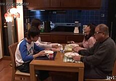 Ασιάτισσα δασκάλα με μεγάλα βυζιά γαμάει δυνατά νεαρό στο κρεβάτι