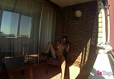 Sara Ray masturbuje na balkóne, aby ju videl každý v Madride. Chceš vidieť, ako hrá s tým dildom na verejnosti?
