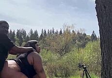 Remi, ti je všeč ta velik črni kurac na tej ogromni skali?