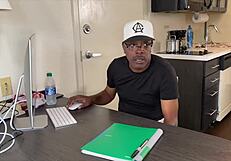 المعلمة السوداء في الكلية تنيك الطلاب في عربة برية مجنونة، يا صديقي!