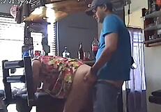 Cameră ascunsă l-a prins pe soțul meu de 40 de ani cu vecina de 19 ani trădând!