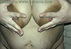 היי, אתה יכול לסחוט חלב מהציצים הענקיים המניקים של אמא חורגת מקרוב?