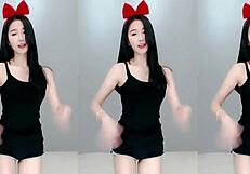 Милая китайская девушка танцует с заразительной энергией