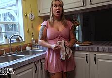 Stiefmutter tauscht für tiefen Handjob und Muschi-Spiel bei Familien-Spaß. Alles in S1 E5