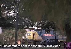 Süße Bräune tanzt nackt draußen mit gepiercten Nippeln