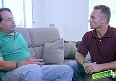 Alyce Anderson'ın dar amı olgun yarakla çeşitli pozisyonlarda sertçe dövülüyor