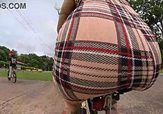 Wow, cyklar med butt plug i, exhibitionism på gatan! Jag slår vad om att en granne såg mig.