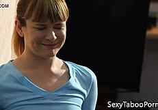 Rothaarige Schönheit hart im Bad gevögelt mit Nahaufnahme-Fingern