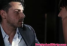 글래머 큰 가슴 여자가 남자와 선교사 자세로 자지 타기