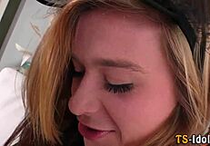 ランジェリー姿のシェマレが女性のボックスをレールしながらグラマーブロー