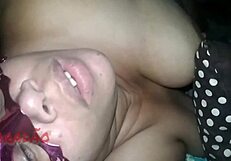 看她深喉吞咽口交！拉丁BBW像专业奶牛挤奶鸡巴！